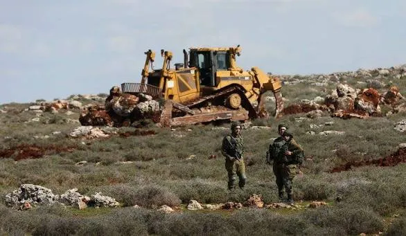 مستعمرون يجرفون أراضي ويقتلعون أشجار زيتون في أراضي اللبن الشرقية جنوب نابلس